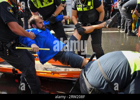 La Haye, TheNetherlands, 16 septembre 2023. Extinction rébellion a protesté en bloquant l'autoroute A12 pour le 8e jour consécutif. Des bateaux ont été utilisés et la police a enlevé et arrêté quelques centaines de personnes.Credit:Pmvfoto/Alamy Live News Banque D'Images