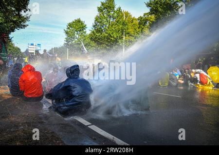 La Haye, TheNetherlands, 16 septembre 2023. Extinction rébellion a protesté en bloquant l'autoroute A12 pour le 8e jour consécutif. Des bateaux ont été utilisés et la police a enlevé et arrêté quelques centaines de personnes.Credit:Pmvfoto/Alamy Live News Banque D'Images