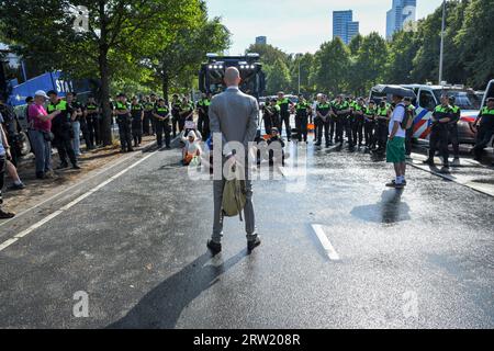 La Haye, TheNetherlands, 16 septembre 2023. Extinction rébellion a protesté en bloquant l'autoroute A12 pour le 8e jour consécutif. Des bateaux ont été utilisés et la police a enlevé et arrêté quelques centaines de personnes.Credit:Pmvfoto/Alamy Live News Banque D'Images