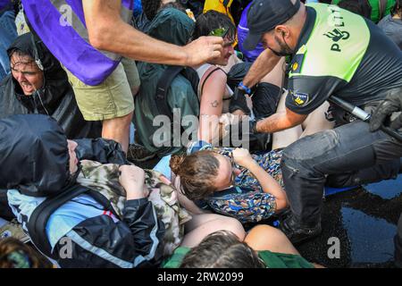 La Haye, TheNetherlands, 16 septembre 2023. Extinction rébellion a protesté en bloquant l'autoroute A12 pour le 8e jour consécutif. Des bateaux ont été utilisés et la police a enlevé et arrêté quelques centaines de personnes.Credit:Pmvfoto/Alamy Live News Banque D'Images