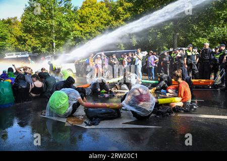 La Haye, TheNetherlands, 16 septembre 2023. Extinction rébellion a protesté en bloquant l'autoroute A12 pour le 8e jour consécutif. Des bateaux ont été utilisés et la police a enlevé et arrêté quelques centaines de personnes.Credit:Pmvfoto/Alamy Live News Banque D'Images