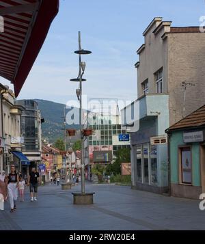 Zenica, Bosnie-Herzégovine - 13 septembre 2023 : une promenade dans le centre de la ville de Zenica dans la fédération de Bosnie-Herzégovine dans un après-midi d'été ensoleillé Banque D'Images