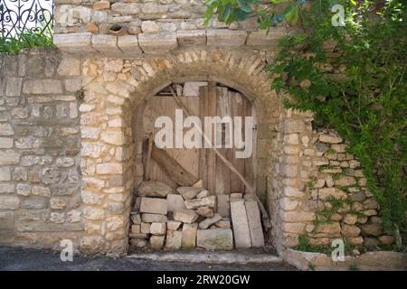 une entrée bloquée d'une maison en pierre. photographié à aiguèze. Banque D'Images