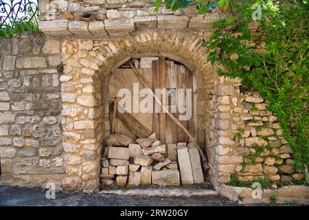 une entrée bloquée d'une maison en pierre. photographié à aiguèze. Banque D'Images