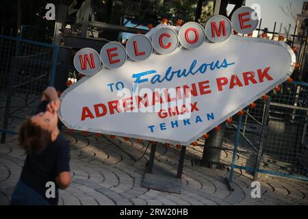 Téhéran, Iran. 15 septembre 2023. Un enfant iranien est vu au parc Adrenaline dans le nord-ouest de Téhéran. G-Max Adrenaline Park est le premier parc d'adrénaline en Iran. Ce complexe de divertissement comprend un tapis de saut gratuit (grand saut), un parc d'aventure (échelle suspendue), balançoire et il est saut à l'élastique. (Image de crédit : © Rouzbeh Fouladi/ZUMA Press Wire) USAGE ÉDITORIAL SEULEMENT! Non destiné à UN USAGE commercial ! Crédit : ZUMA Press, Inc./Alamy Live News Banque D'Images