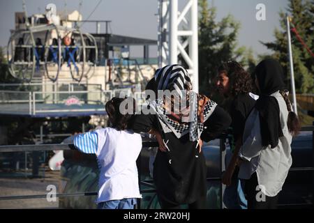 Téhéran, Iran. 15 septembre 2023. Une famille iranienne est vue au parc Adrenaline dans le nord-ouest de Téhéran. G-Max Adrenaline Park est le premier parc d'adrénaline en Iran. Ce complexe de divertissement comprend un tapis de saut gratuit (grand saut), un parc d'aventure (échelle suspendue), balançoire et il est saut à l'élastique. (Image de crédit : © Rouzbeh Fouladi/ZUMA Press Wire) USAGE ÉDITORIAL SEULEMENT! Non destiné à UN USAGE commercial ! Crédit : ZUMA Press, Inc./Alamy Live News Banque D'Images