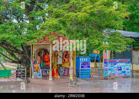 Puttaparthi, Inde - 01 septembre 2023 : Temple Sai Baba de Puttaparthi décoré avec des photos de Sai Baba et des fleurs situé sur la route de Chitravarthi Banque D'Images