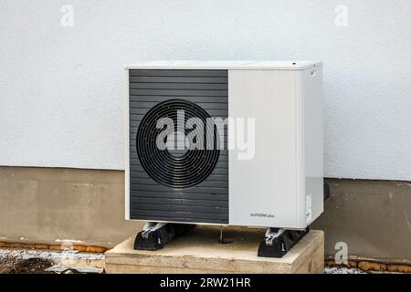 11.04.2023, Allemagne, Rhénanie du Nord-Westphalie, Duisbourg - pompe à chaleur, construction de logements dans une nouvelle zone de construction, nouvelle zone de construction avec une seule famille Hou Banque D'Images