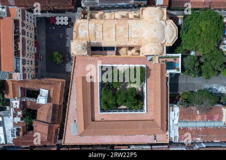 Vue aérienne de la place Santo Domingo et de l'église à Cartagena, Colombie. Banque D'Images