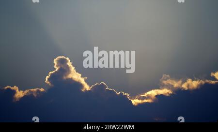 Des rayons de soleil ou des rayons lumineux traversent les nuages. Beau fond spectaculaire de méditation conceptuelle. Banque D'Images