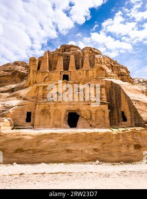 Ancien Obélisque tombe devant l'entrée de Petra, Jordanie Banque D'Images