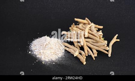 Ashwagandha feuilles vertes fraîches sur la tige, plante aux herbes médicinales, également connue sous le nom de Withania Somnifera, Ashwagandha, ginseng indien, groseille à maquereau poison, or Banque D'Images