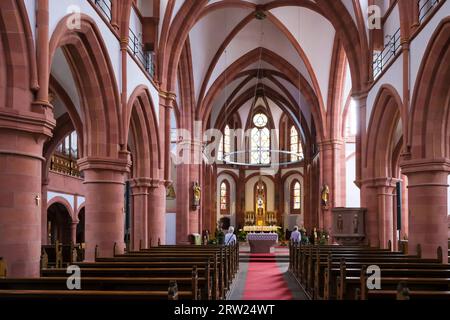 26.06.2023, Allemagne, Hesse, Amoeneburg - Église catholique d'Amoeneburg. St. Jean le Baptiste. Amoeneburg est une petite ville dans le district de Marburg-Bied Banque D'Images