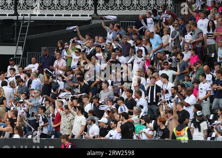 Craven Cottage, Fulham, Londres, Royaume-Uni. 16 septembre 2023. Premier League football, Fulham contre Luton Town ; les supporters de Fulham brandissant des écharpes autour de leur tête en mémoire de l'ancien propriétaire Mohamed Al Fayed. Crédit : action plus Sports/Alamy Live News Banque D'Images