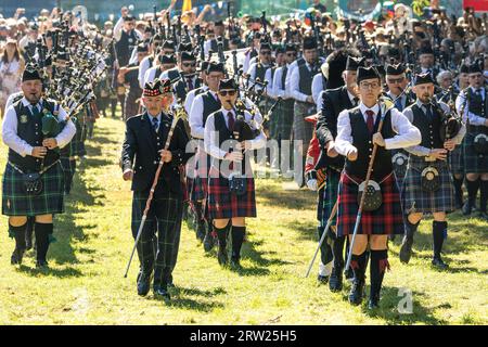 Trebsen, Allemagne. 16 septembre 2023. Les Pipe bands et tous les participants aux 22nd International Highland Games marchent sur le terrain jusqu'à la Grande scène pour l'événement d'ouverture. Le plus grand événement écossais en Allemagne est sous le patronage de l'ambassade britannique. Crédit : Frank Hammerschmidt/dpa/Alamy Live News Banque D'Images