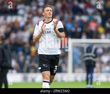 Derby, Royaume-Uni. 16 septembre 2023. Craig Forsyth, du comté de Derby, applaudit les supporters avant le coup d'envoi lors du match EFL Sky Bet League 1 entre Derby County et Portsmouth au Pride Park Stadium, Derby, Angleterre, le 16 septembre 2023. Photo de Stuart Leggett. Usage éditorial uniquement, licence requise pour un usage commercial. Aucune utilisation dans les Paris, les jeux ou les publications d'un seul club/ligue/joueur. Crédit : UK Sports pics Ltd/Alamy Live News Banque D'Images