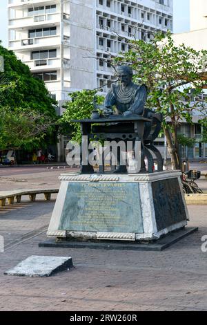 Cartagena, Colombie - 17 avril 2022 : Plaza Cervantes, statue de Miguel de Cervantes Saavedra, Cartagena, Colombie. Banque D'Images