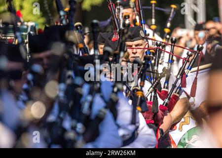 Trebsen, Allemagne. 16 septembre 2023. Les Pipe bands et tous les participants aux 22nd International Highland Games marchent sur le terrain jusqu'à la Grande scène pour l'événement d'ouverture. Le plus grand événement écossais en Allemagne est sous le patronage de l'ambassade britannique. Crédit : Frank Hammerschmidt/dpa/Alamy Live News Banque D'Images