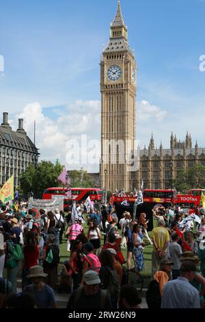 Londres, Royaume-Uni. 16 septembre 2023. Les militants pour le climat extinction Rebellion et de nombreuses autres organisations ont organisé la marche dans le cadre de la campagne internationale « lutte mondiale pour mettre fin aux combustibles fossiles ». Les manifestants appellent à mettre fin à la combustion des combustibles fossiles qui réchauffent la planète alors que la planète souffre de conditions météorologiques extrêmes dramatiques et d’une chaleur record. Des manifestations sous le slogan "lutte mondiale pour mettre fin aux combustibles fossiles" ont lieu dans des dizaines de pays à travers le monde et dureront tout au long du week-end. Crédit : Waldemar Sikora / Alamy Live News Banque D'Images