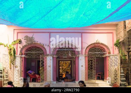 Howrah, Bengale occidental, Inde-4 octobre,2022 : l'idole de Durga est vénérée à l'intérieur de la vieille maison du patrimoine à Shibpur, Mandirtala. Festival Durga Puja. Banque D'Images