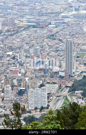 Bogota, Colombie - 12 avril 2022 : vue panoramique du centre-ville de Bogota et de Torre Colpatria en Colombie depuis la colline de Monserrate en Colombie. Banque D'Images