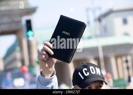 Berlin, Allemagne. 16 septembre 2023. Un participant à la manifestation Marche pour la vie tient une Bible dans sa main. Crédit : Paul Zinken/dpa/Alamy Live News Banque D'Images