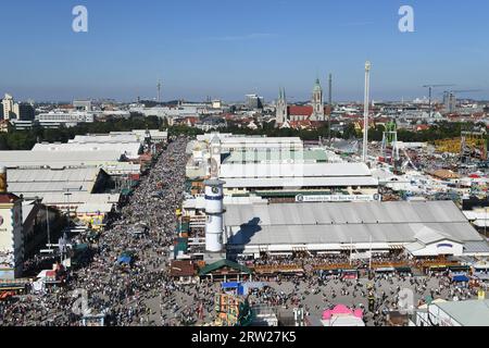 Munich, Allemagne. 16 septembre 2023. Vue depuis la grande roue : d'innombrables personnes marchent sur la 188e Oktoberfest de Munich. La 188e Wiesn aura lieu cette année du 16.09.- 03.10.2023. Crédit : Felix Hörhager/dpa/Alamy Live News Banque D'Images