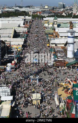 Munich, Allemagne. 16 septembre 2023. Vue depuis la grande roue : d'innombrables personnes marchent sur la 188e Oktoberfest de Munich. La 188e Wiesn aura lieu cette année du 16.09.- 03.10.2023. Crédit : Felix Hörhager/dpa/Alamy Live News Banque D'Images