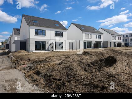 10.08.2023, Allemagne, Rhénanie du Nord-Westphalie, Castrop-Rauxel - Construction résidentielle dans la région de la Ruhr. Nouveau développement de logements avec semi-détaché an Banque D'Images