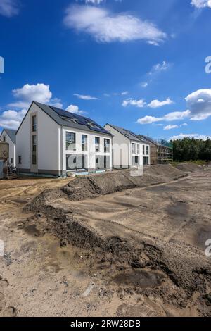 10.08.2023, Allemagne, Rhénanie du Nord-Westphalie, Castrop-Rauxel - Construction résidentielle dans la région de la Ruhr. Nouveau développement de logements avec semi-détaché an Banque D'Images