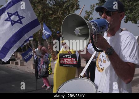 Des manifestants pro-gouvernementaux de droite chantent des slogans lors d'une manifestation en faveur du plan de réforme judiciaire du gouvernement israélien devant la Cour suprême alors que quinze juges de la Cour suprême se réunissent pour entendre des pétitions contre le « projet de loi sur le caractère raisonnable » du gouvernement le 12 septembre 2023 à Jérusalem, en Israël. La norme de la décision raisonnable est une doctrine de common law qui permet aux tribunaux de procéder à des contrôles judiciaires de décisions administratives gouvernementales qui vont bien au-delà de ce que ferait une autorité raisonnable et responsable. Banque D'Images