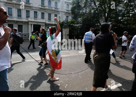 Londres, Royaume-Uni. 16 septembre 2023. À l'occasion de l'anniversaire de la mort de Mahsa Amini, les gens défilent pour manifester leur solidarité avec le peuple iranien Laura Gaggero/Alamy Live News. Banque D'Images