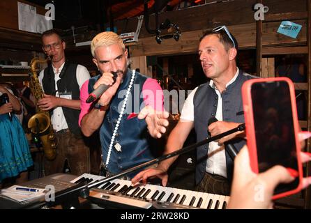 Munich, Allemagne. 16 septembre 2023. Marc Terenzi (l) chante dans la tente Käfer avec le groupe Hansi et le Käfergang. La 188e Wiesn aura lieu cette année du 16.09.- 03.10.2023. Crédit : Felix Hörhager/dpa/Alamy Live News Banque D'Images