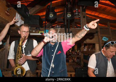 Munich, Allemagne. 16 septembre 2023. Marc Terenzi (l) chante dans la tente Käfer avec le groupe Hansi et le Käfergang. La 188e Wiesn aura lieu cette année du 16.09.- 03.10.2023. Crédit : Felix Hörhager/dpa/Alamy Live News Banque D'Images