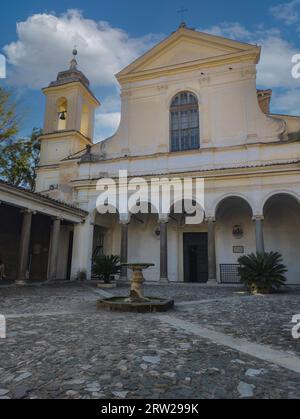 Cour avec fontaine de la Basilique de San Clemente à Rome, Italie Banque D'Images