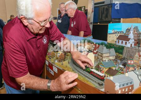 Troon, Royaume-Uni. 16 septembre 2023. Ayr Model Railway Group a tenu son exposition annuelle de chemin de fer modèle à Troon, en Écosse, au Royaume-Uni avec des expositions et des décors construits par des individus et d'autres clubs de mannequins de toute l'Écosse. Image de Peter Niven du Ayr Model Railway Club travaillant sur le modèle de voie 'oo' de Griffen Road. Crédit : Findlay/Alamy Live News Banque D'Images