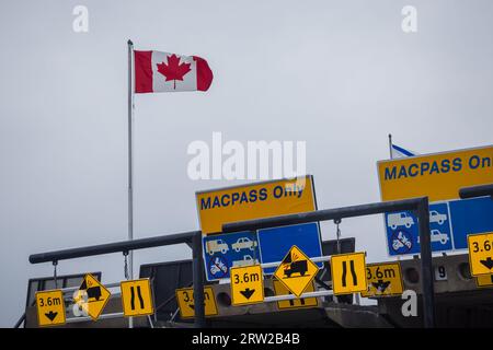 Drapeau du Canada et bannière MACPASS au péage du pont MacKay. MAC PASS est un système de péage électronique pour Halifax Harbour Bridges HHB. HALIFAX, N.-É., CAN Banque D'Images