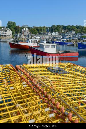 Les bateaux de Rockport, Massachusetts, abritent un piège à homard jaune au premier plan. Banque D'Images