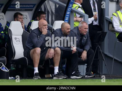 Paul Warne, entraîneur du comté de Derby, sur la ligne de touche lors du match de Sky Bet League One au Pride Park, Derby. Date de la photo : Samedi 16 septembre 2023. Banque D'Images