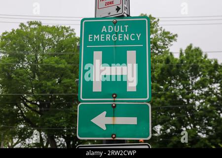 Panneau de direction pour urgence adulte avec lettre majuscule H pour hôpital. Urgence médicale Banque D'Images