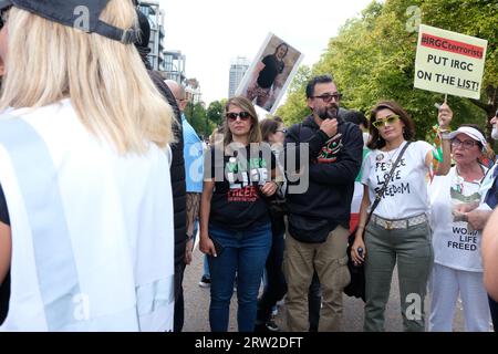 Londres, Royaume-Uni. 16 septembre 2023. À l'occasion de l'anniversaire de la mort de Mahsa Amini, les gens défilent pour manifester leur solidarité avec le peuple iranien Laura Gaggero/Alamy Live News. Banque D'Images