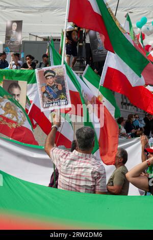 Londres, Royaume-Uni. 16 septembre 2023. Un an après la mort de Mahsa Amini alors qu'il était détenu par les Gardiens de la révolution islamique, des exilés iraniens manifestent à Trafalgar Square. La plupart des manifestants réclamaient la restauration du roi Reza Pahlavi et de la monarchie iranienne, mais quelques-uns ont essayé de garder l'accent sur les droits des femmes et l'exécution des manifestants au cours de l'année écoulée. Crédit : Anna Watson/Alamy Live News Banque D'Images