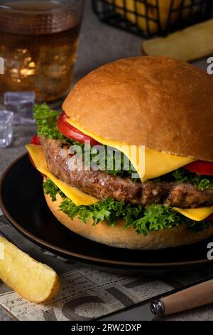 burger , salade de poulet et noix . Ces photos ont été prises environ deux mois.en photographie, une attention a été portée à mieux montrer la qualité et h Banque D'Images