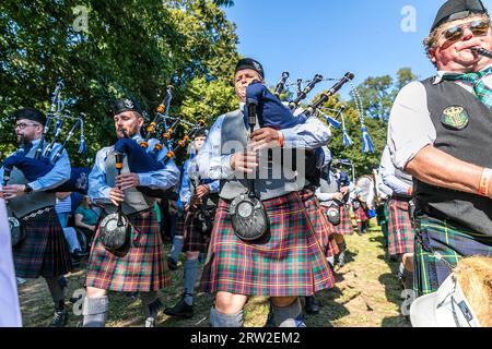 Trebsen, Allemagne. 16 septembre 2023. Les Pipe bands et tous les participants aux 22nd International Highland Games marchent sur le terrain jusqu'à la Grande scène pour l'événement d'ouverture. Le plus grand événement écossais en Allemagne est sous le patronage de l'ambassade britannique. Crédit : Frank Hammerschmidt/dpa/Alamy Live News Banque D'Images