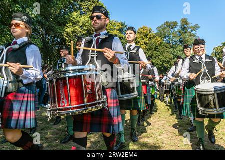 Trebsen, Allemagne. 16 septembre 2023. Les Pipe bands et tous les participants aux 22nd International Highland Games marchent sur le terrain jusqu'à la Grande scène pour l'événement d'ouverture. Le plus grand événement écossais en Allemagne est sous le patronage de l'ambassade britannique. Crédit : Frank Hammerschmidt/dpa/Alamy Live News Banque D'Images