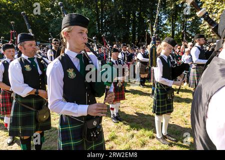 Trebsen, Allemagne. 16 septembre 2023. Les Pipe bands et tous les participants aux 22nd International Highland Games marchent sur le terrain jusqu'à la Grande scène pour l'événement d'ouverture. Le plus grand événement écossais en Allemagne est sous le patronage de l'ambassade britannique. Crédit : Frank Hammerschmidt/dpa/Alamy Live News Banque D'Images