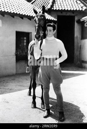 CLARK GABLE Candid portrait pleine longueur avec cheval par GEORGE HURRELL publicité pour Metro Goldwyn Mayer (MGM) Banque D'Images