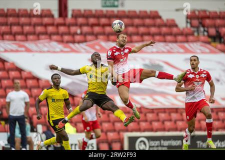 Herbie Kane #8 de Barnsley et Adedeji Oshilaja #4 de Burton Albion se battent pour le ballon lors du match Sky Bet League 1 Barnsley vs Burton Albion à Oakwell, Barnsley, Royaume-Uni, le 16 septembre 2023 (photo de Mark Cosgrove/News Images) Banque D'Images