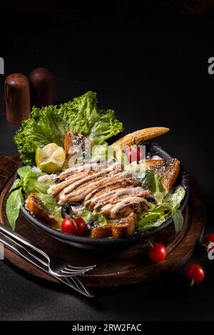 burger , salade de poulet et noix . Ces photos ont été prises environ deux mois.en photographie, une attention a été portée à mieux montrer la qualité et h Banque D'Images