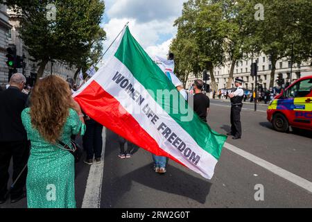 Londres, Royaume-Uni. 16 septembre 2023. Des gens à Whitehall lors d'un rassemblement de solidarité avec le peuple iranien pour marquer le premier anniversaire de la mort de Mahsa Amini. La femme kurde de 22 ans est morte après son arrestation pour avoir prétendument violé le code vestimentaire strict du pays. Crédit : Stephen Chung / Alamy Live News Banque D'Images